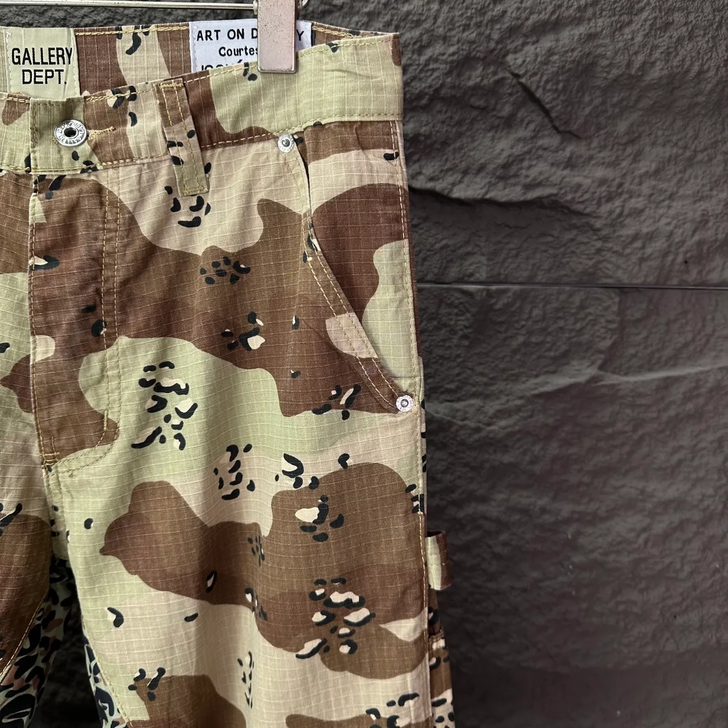 P240 GALLERY DEPT. 2025 new khaki brown camouflage couple style loose bootcut jeans 🔥High version🔥High version🔥Top ceiling quality. Styles with different wash textures, very friendly to people with thin legs and thick legs. The loose bootcut style is very flattering to the leg shape. Moderate length that never goes out of style, easy and casual to match, basic styling for various styles, a must-have in the wardrobe! The fabric is stiff but also makes the upper body soft without losing texture. The washing process is even more perfect. It is a must-have item for everyone! ! ! Washed wheat, hang tag, pants label, complete with three labels Color: khaki Size: 28, 30, 32, 34, 36 (five sizes)